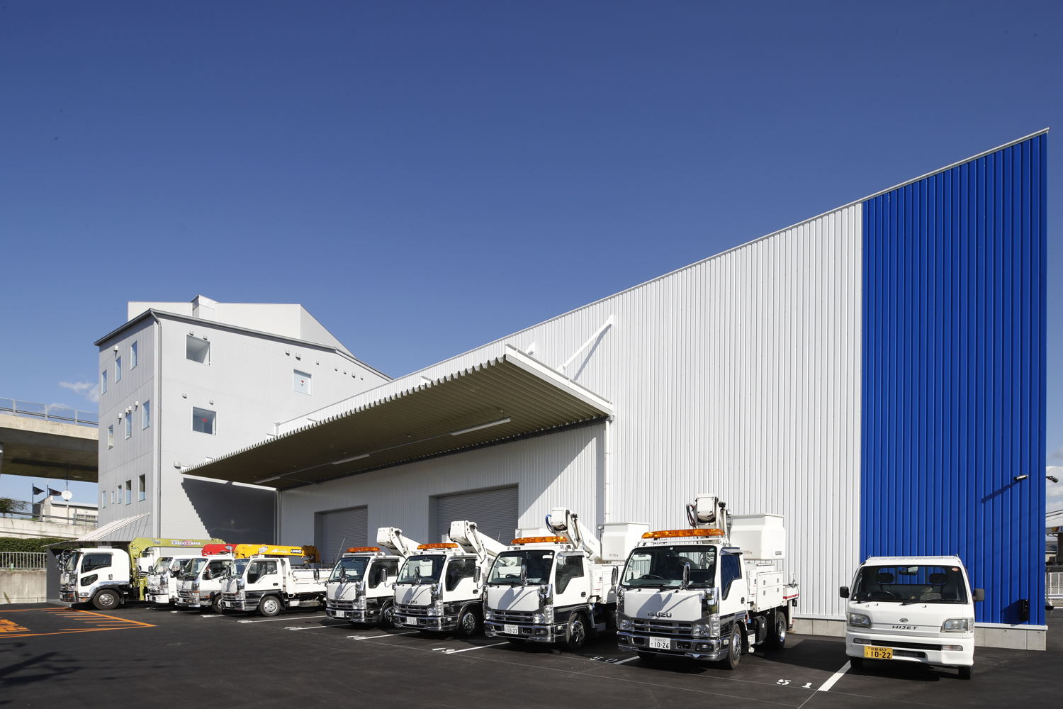 広い敷地を生かし緊急時の工事にも迅速に出入りができる体制を整えています。 デューイテクニカル全景